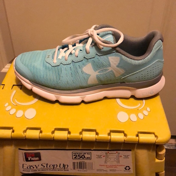 Under Armour Shoes - Underarmour tennis shoes. Great condition.